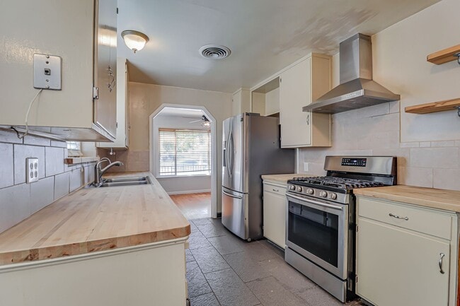 Building Photo - 4+2 Downtown Truxtun Ave Charm!