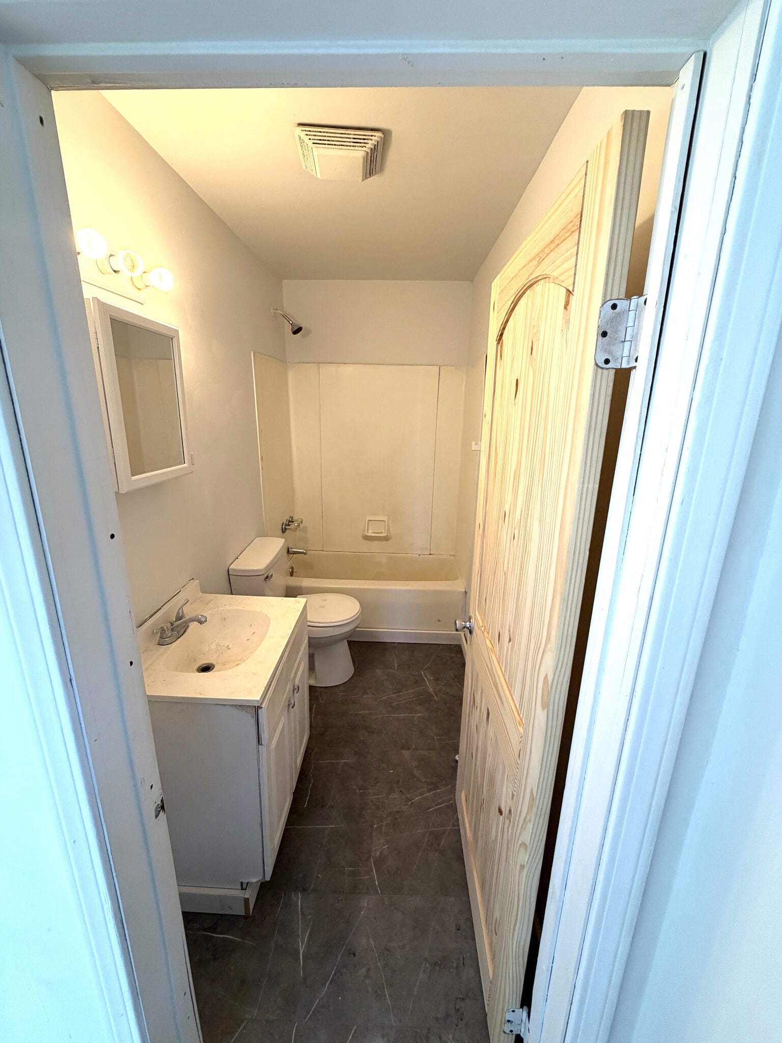 Building Photo - 731 W 4th St