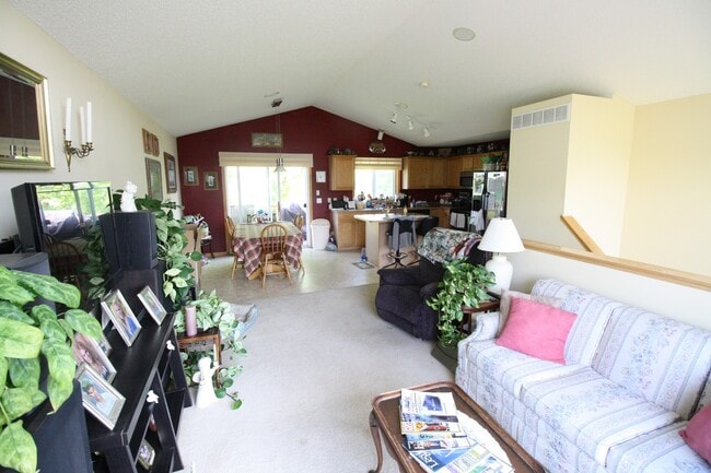 Building Photo - Beautiful 4 Bedroom/2 Bathroom Home In Shakopee-AVAILABLE 7/1