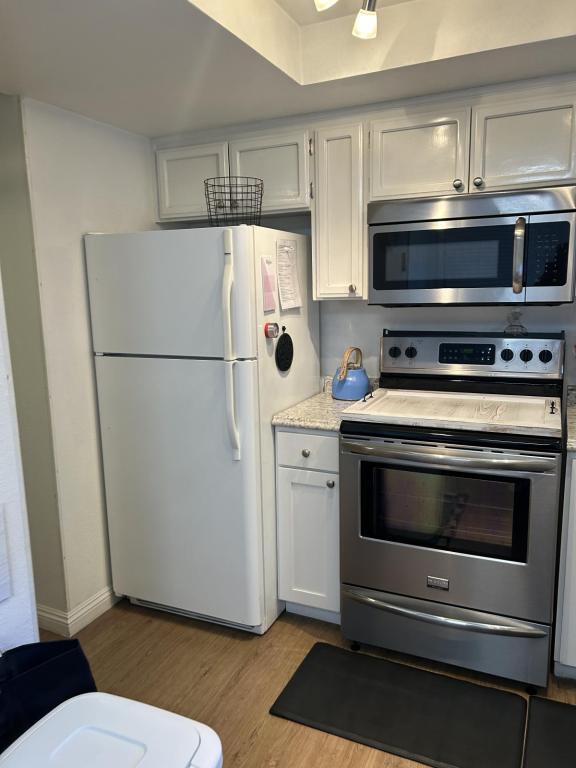 Building Photo - 2215 Poplar Dr