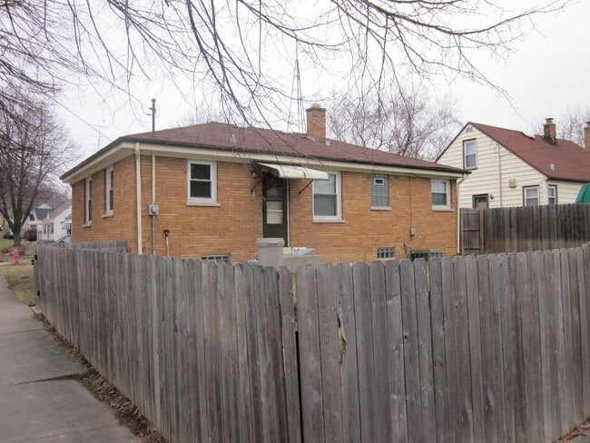 Building Photo - 3 Bedroom, 2 Bath Single Family Home in Quiet Kenosha Neighborhood