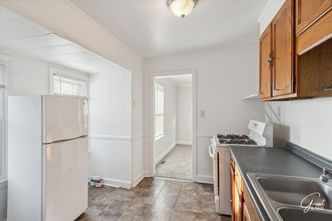 Building Photo - 2 Bedroom-1 Bath-$1200/month