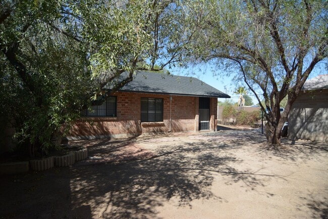 Building Photo - Remodeled 1 Bedroom 1 Bath House! Central Tucson Location!