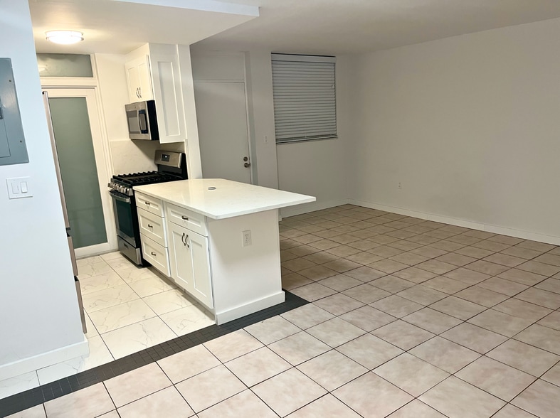 Entry and living/dining area - 921 Jefferson Ave