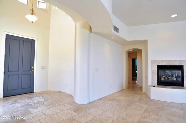 Building Photo - 12866 N High Hawk Dr