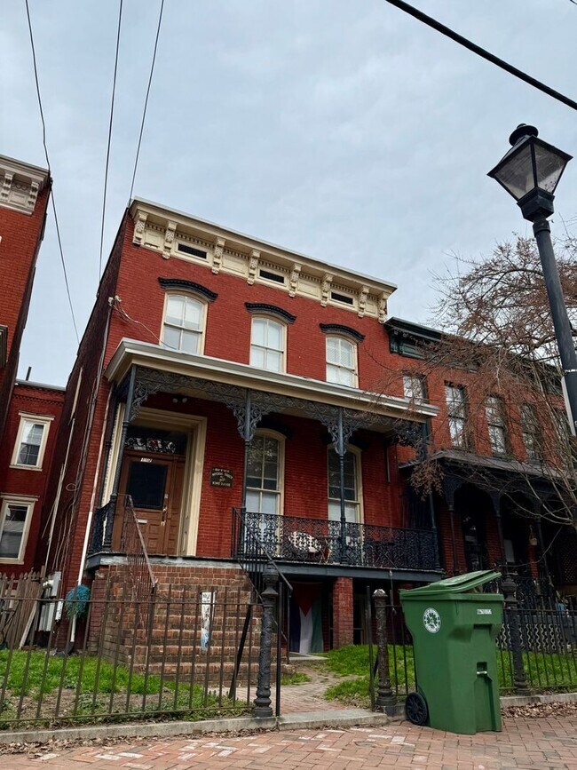 Building Photo - Spacious 3 bed 1 bath Near VCU, own laundry, deck, parking, porch