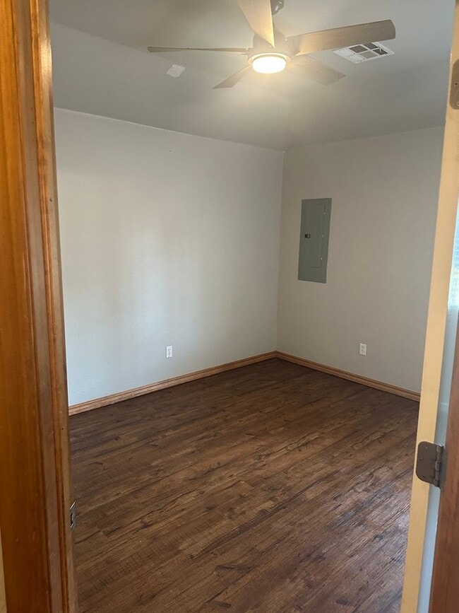 Building Photo - 3 bedroom, 2 bathroom, 2 car garage