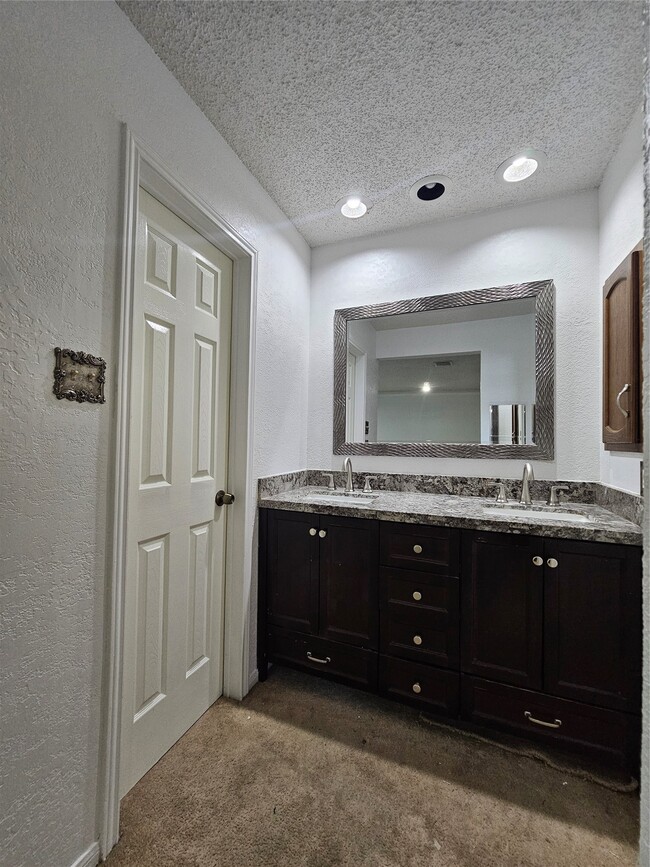Building Photo - 2715 Ashington Dr
