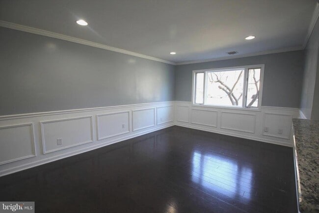 Building Photo - 3121 Sayre Dr