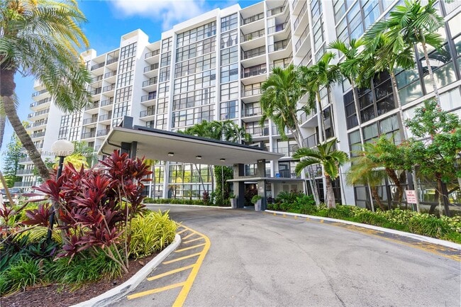 Building Photo - 800 Parkview Dr