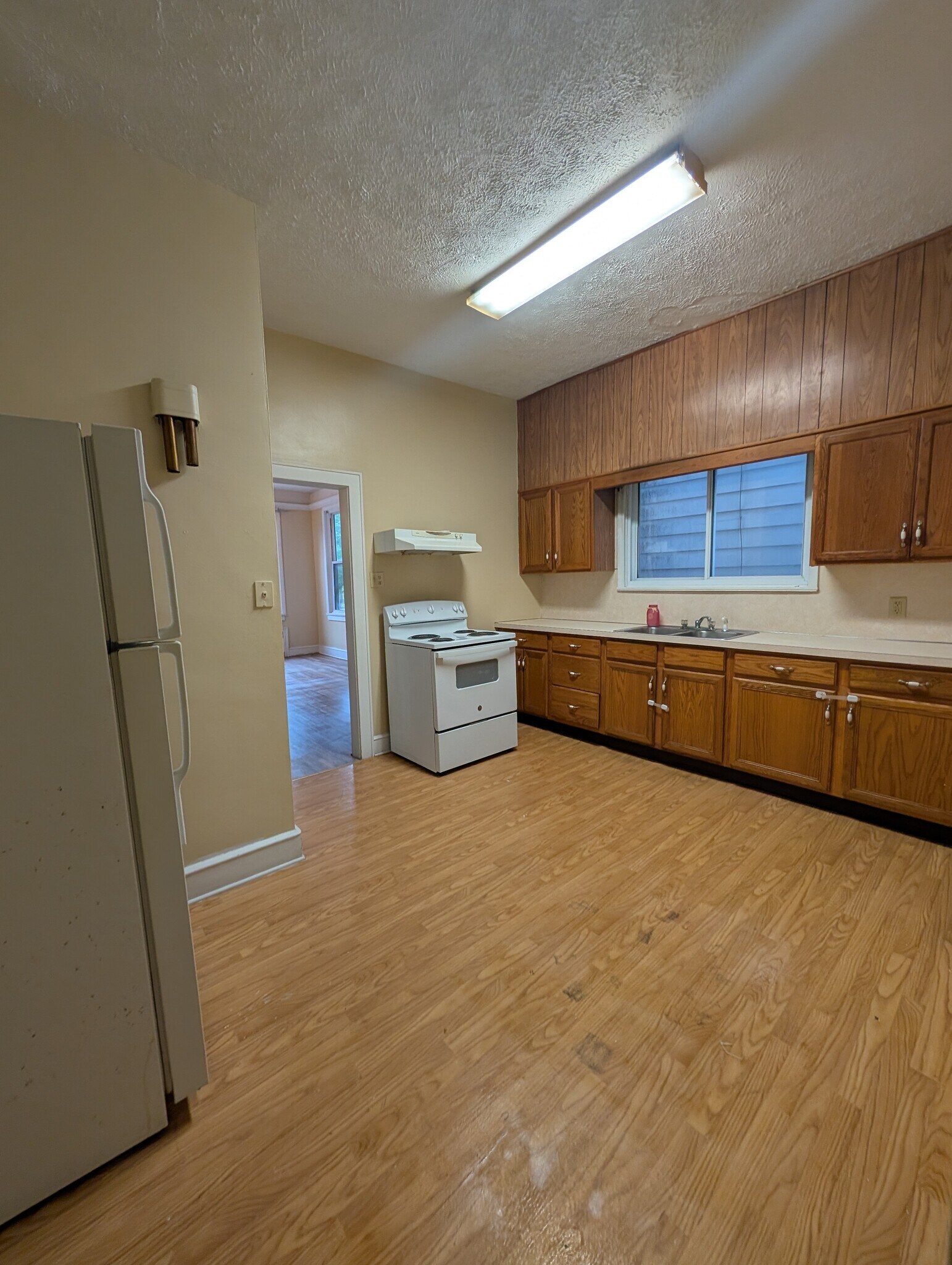 Building Photo - 411 W Diamond Ave