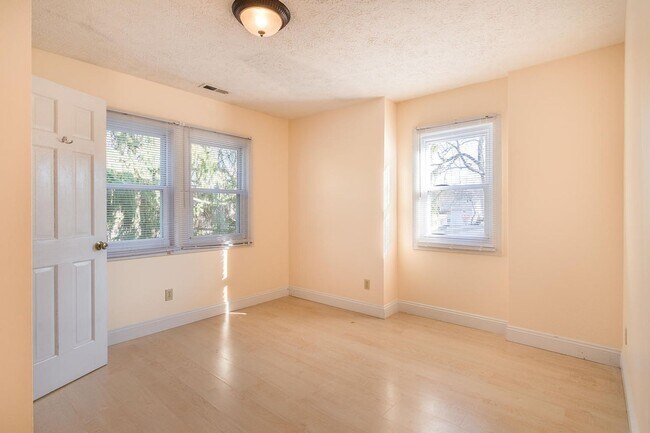 Building Photo - 531 N Prow Ave