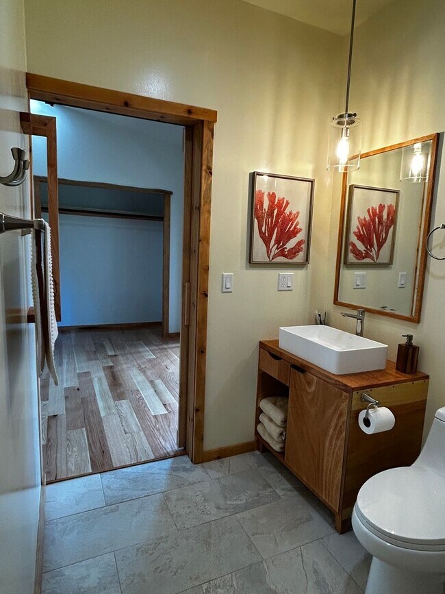 Building Photo - Brand New Luxury Furnished 3 bed 2 bath Ho...