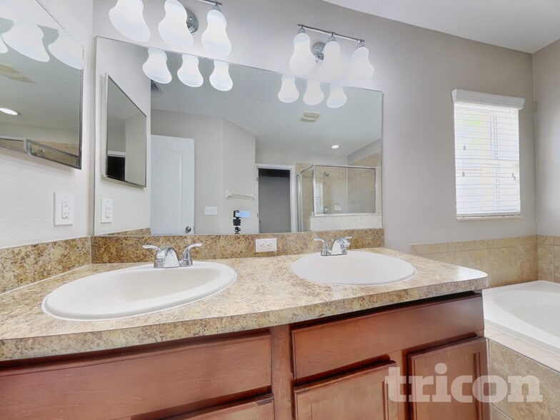 Building Photo - 12522 Cricklewood Dr