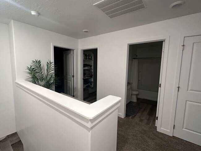 Building Photo - Townhome in Long Valley!