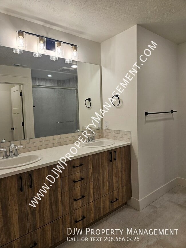 Building Photo - 1332 N Meadowglen Ave