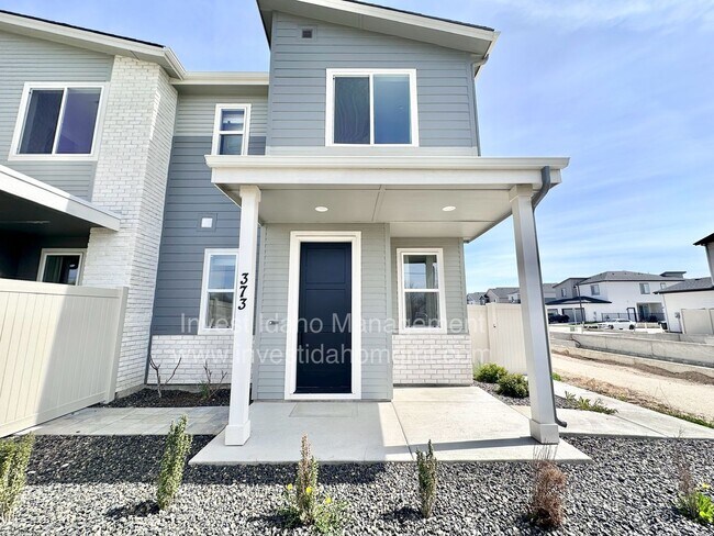 Building Photo - Luxury Living in the Heart of Star, ID – Gated Townhome with High-End Finishes