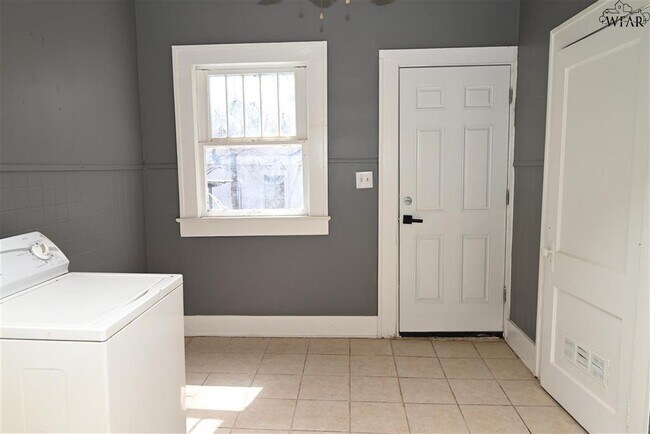 Building Photo - 1705 Pearl Ave