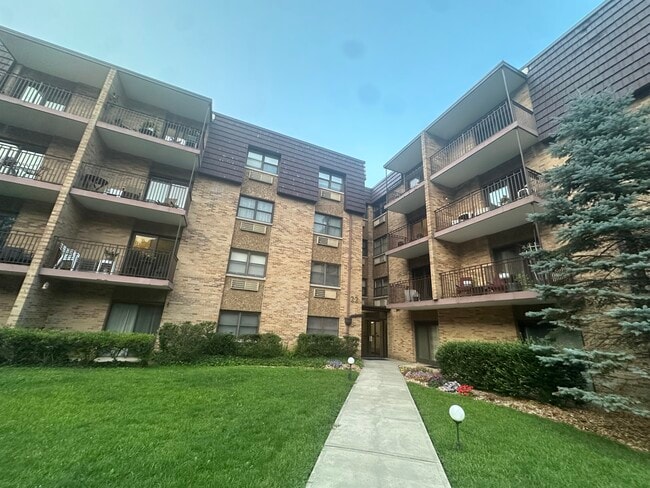 Building Photo - 22 Riverside Dr