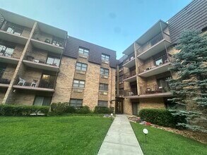 Building Photo - 22 Riverside Dr