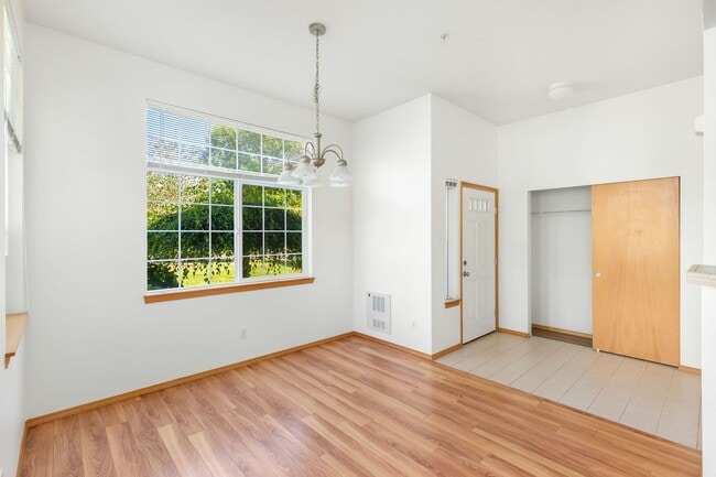 Building Photo - Ground Level Upgraded 2 Bedroom in Sterling Square!