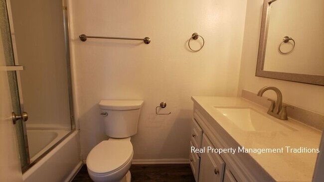 Building Photo - Lake Los Angeles 3 + 2 with HUGE yard!