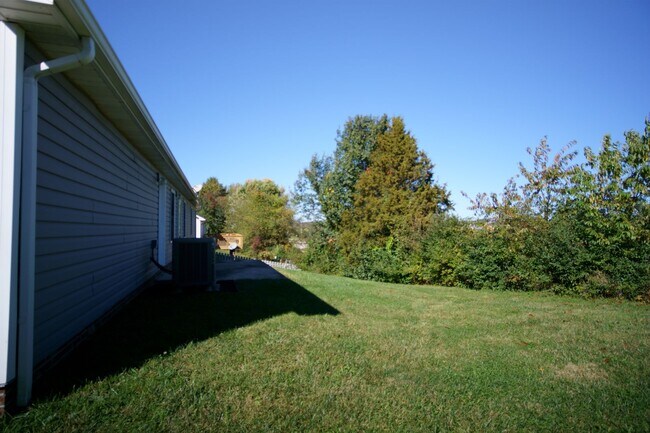 Building Photo - 3 Bed/2 Bath. Master on Main. Close to shopping, US 460, and I-81