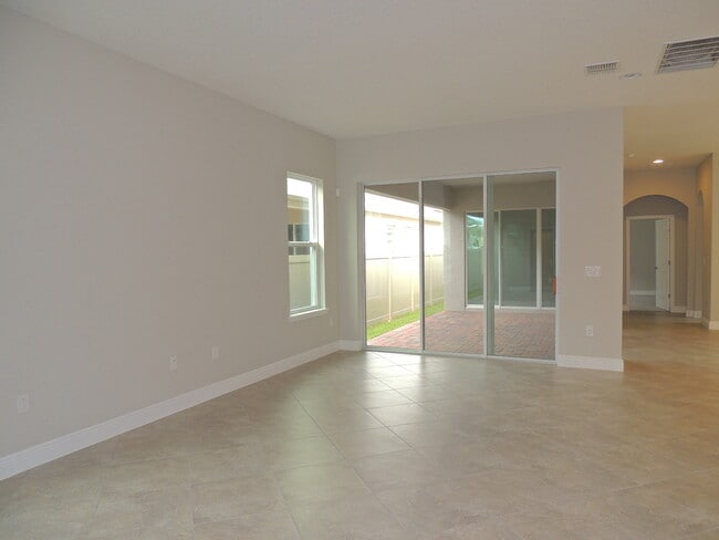 Building Photo - Move in ready! Newer home in great location.