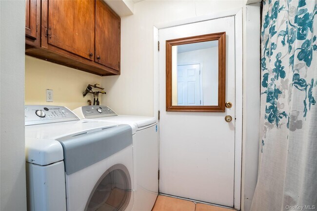 Building Photo - 44 Frazer Dr