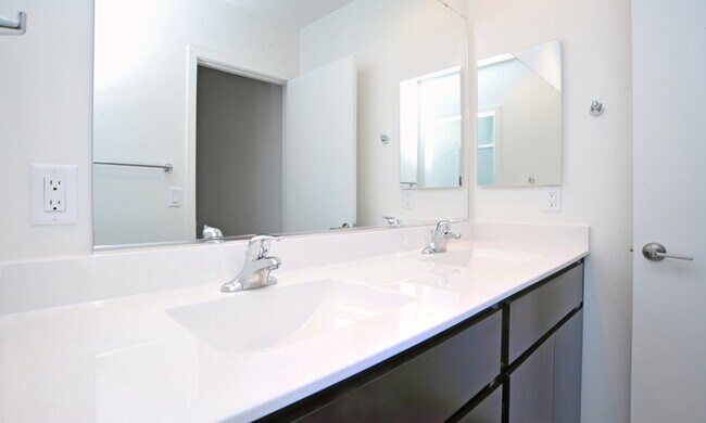 Building Photo - Modern Luxury in Central Tucson!