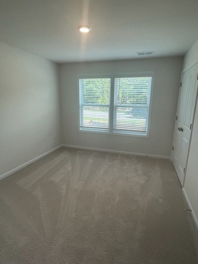 Building Photo - Beautiful 3BR 2.5BA Townhome w/ 1 Car Garage • Updated Kitchen in Huntersville