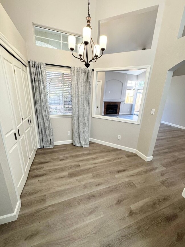 Building Photo - Move-In Ready 3-Bed, 2-Bath Home in Roseville! SEE VIDEO