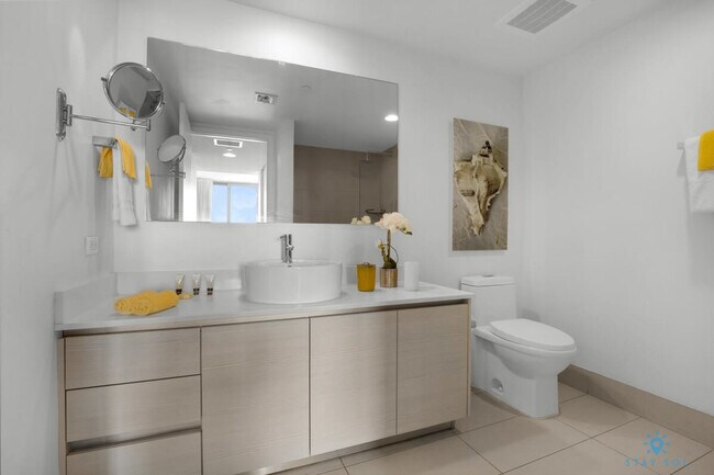 Building Photo - 2602 E Hallandale Beach Blvd
