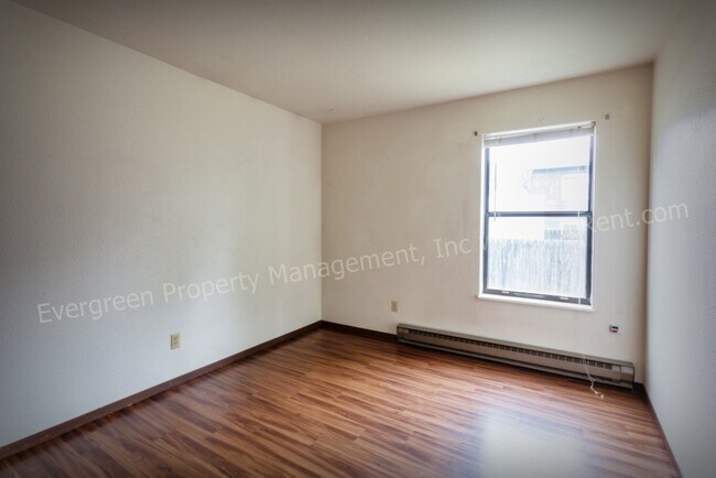 Building Photo - 904-906 Camelot Ct.