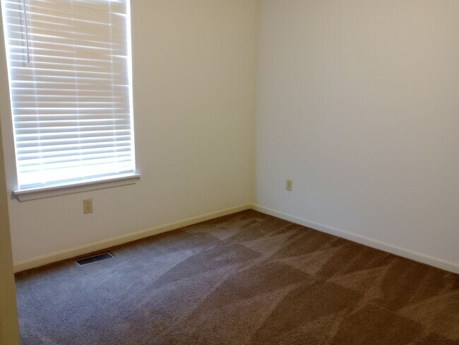 Building Photo - 210-210 Nikki Way