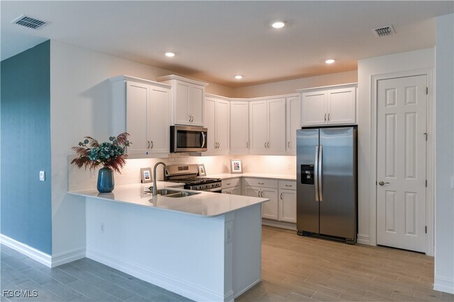 Building Photo - 43669 Sparrow Dr