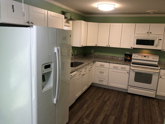 Building Photo - Four bedroom, 2 bath house in Burlington