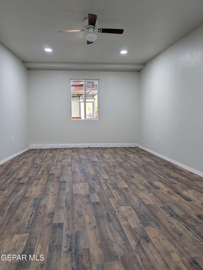 Building Photo - 8484 Alameda Ave