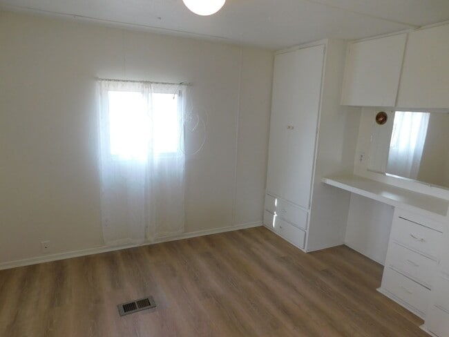 Building Photo - Cute Trailer with Spacious Backyard