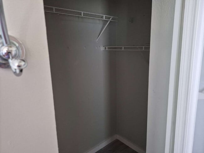 Building Photo - "Spacious 1732 Sq Ft 3-Bed, 2 Baths, in Tarpon Springs!"