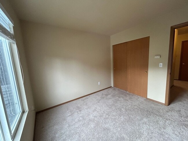 Building Photo - Beautiful 4 bd 2.5 bath w/ 2-car Garage Ho...