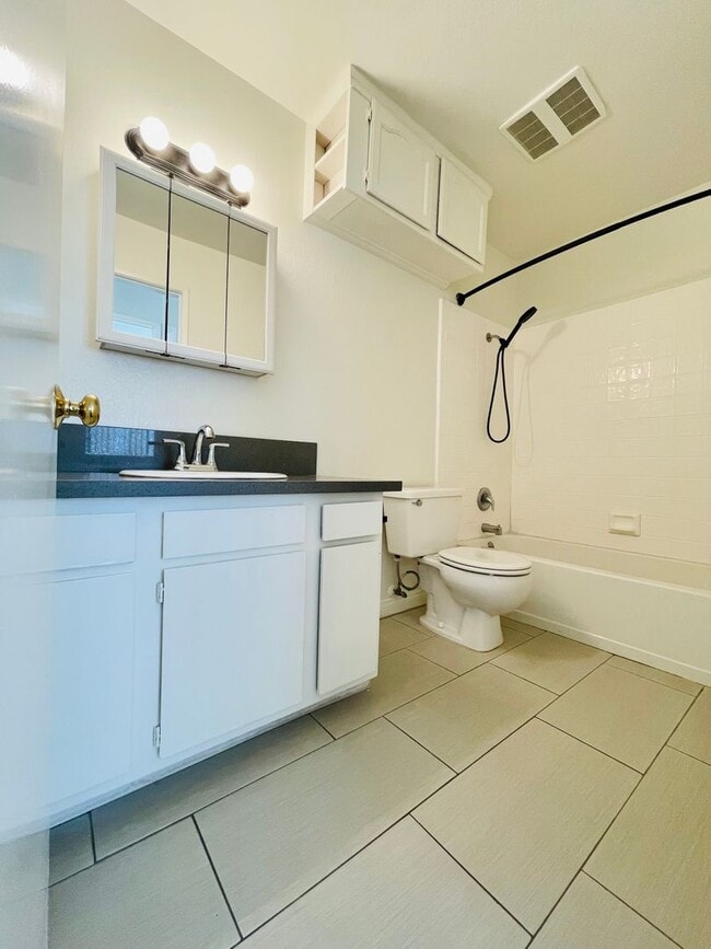 Building Photo - 792