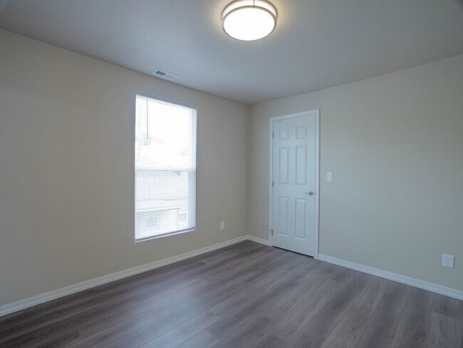 Building Photo - 1314 W Mallon Ave