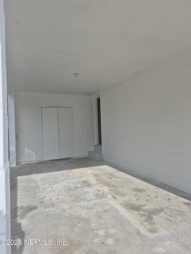 Building Photo - 2518 Hirsch Ave