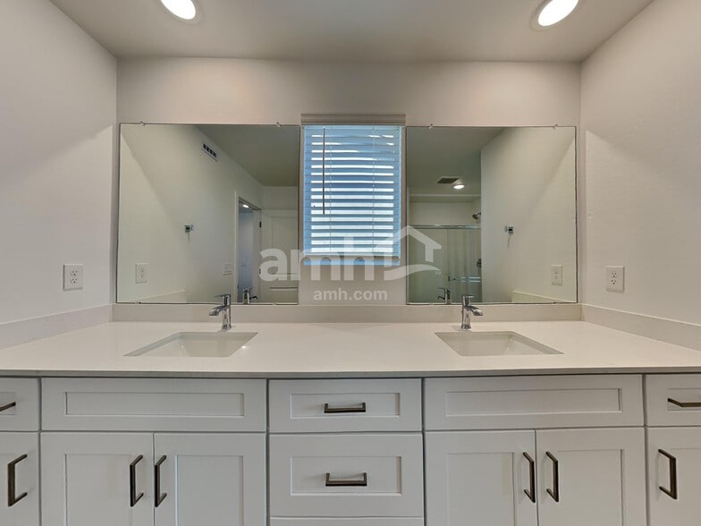 Building Photo - 12528 W Adair Dr