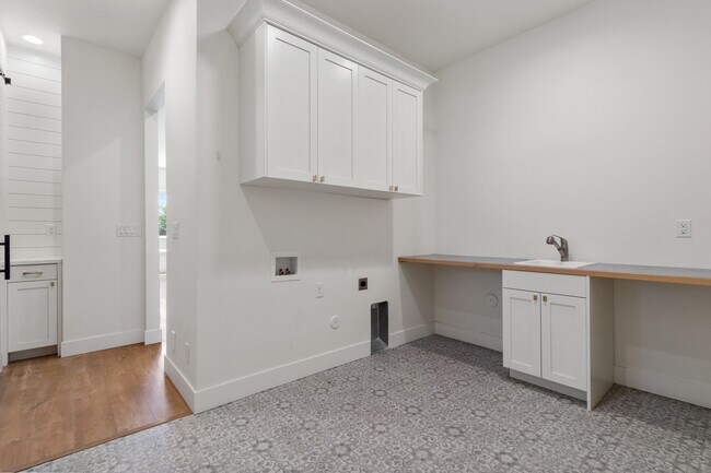 Building Photo - 207 W Wrangler St