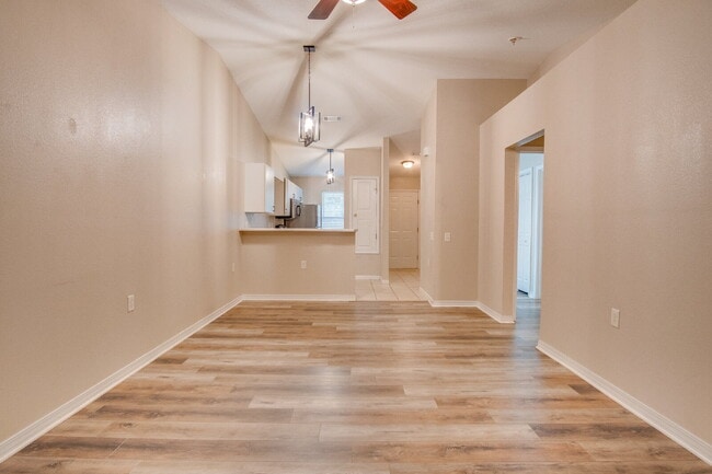 Building Photo - Adorable Updated 2BR Cottage-Style Townhom...
