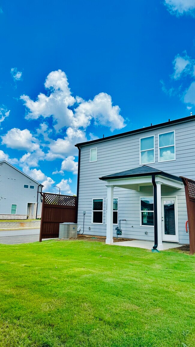 Building Photo - 690 Gabby Pt SW
