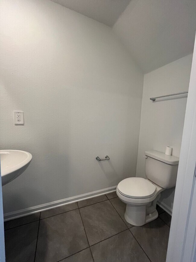 Building Photo - Town Home in The Trails -2 Primary Suites!!