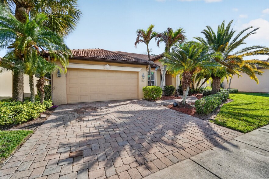 Building Photo - 854 SW Saint Tropez Ct